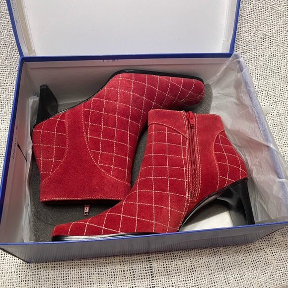 WHITE MOUNTAIN WOMEN’S RED SUEDE ANKLE BOOTIES SIZE 6 - Picture 10 of 13